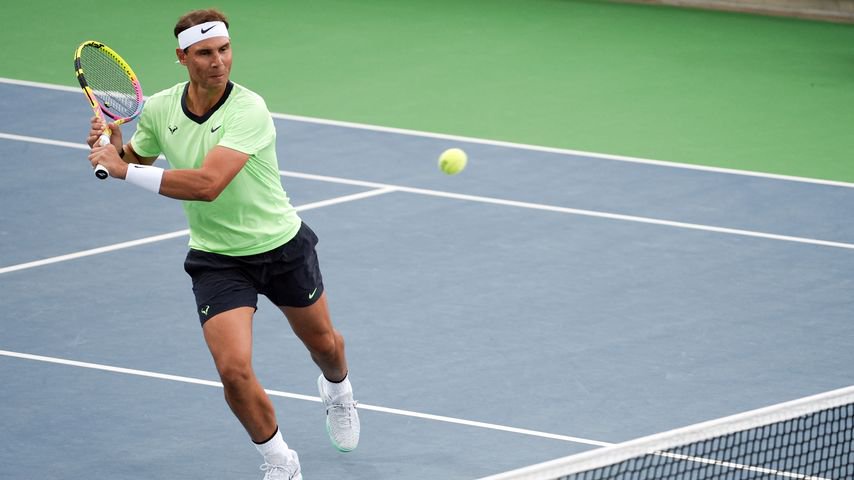 Rafael Nadal schlägt bei der Feier zum zehnten Jubiläum seiner Akademie auf Mallorca einen Ball zurück