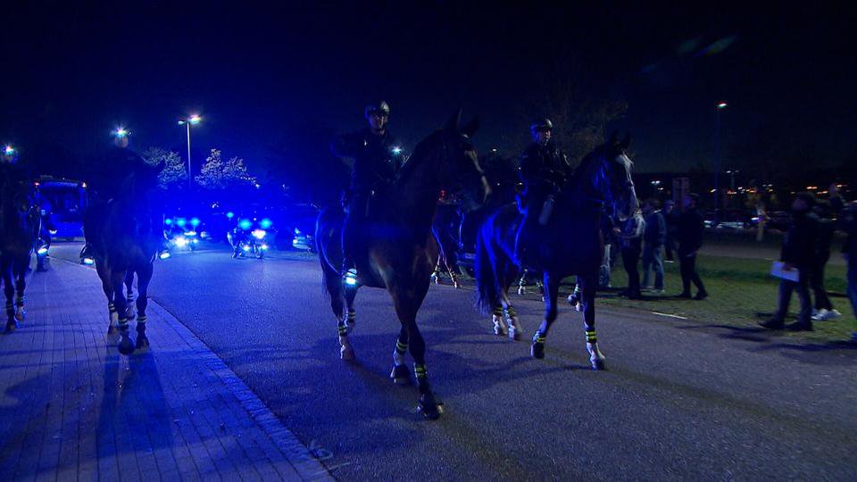 Polizei mit Pferden vor dem Spiel der TSG Hoffenheim gegen Besiktas Istanbul