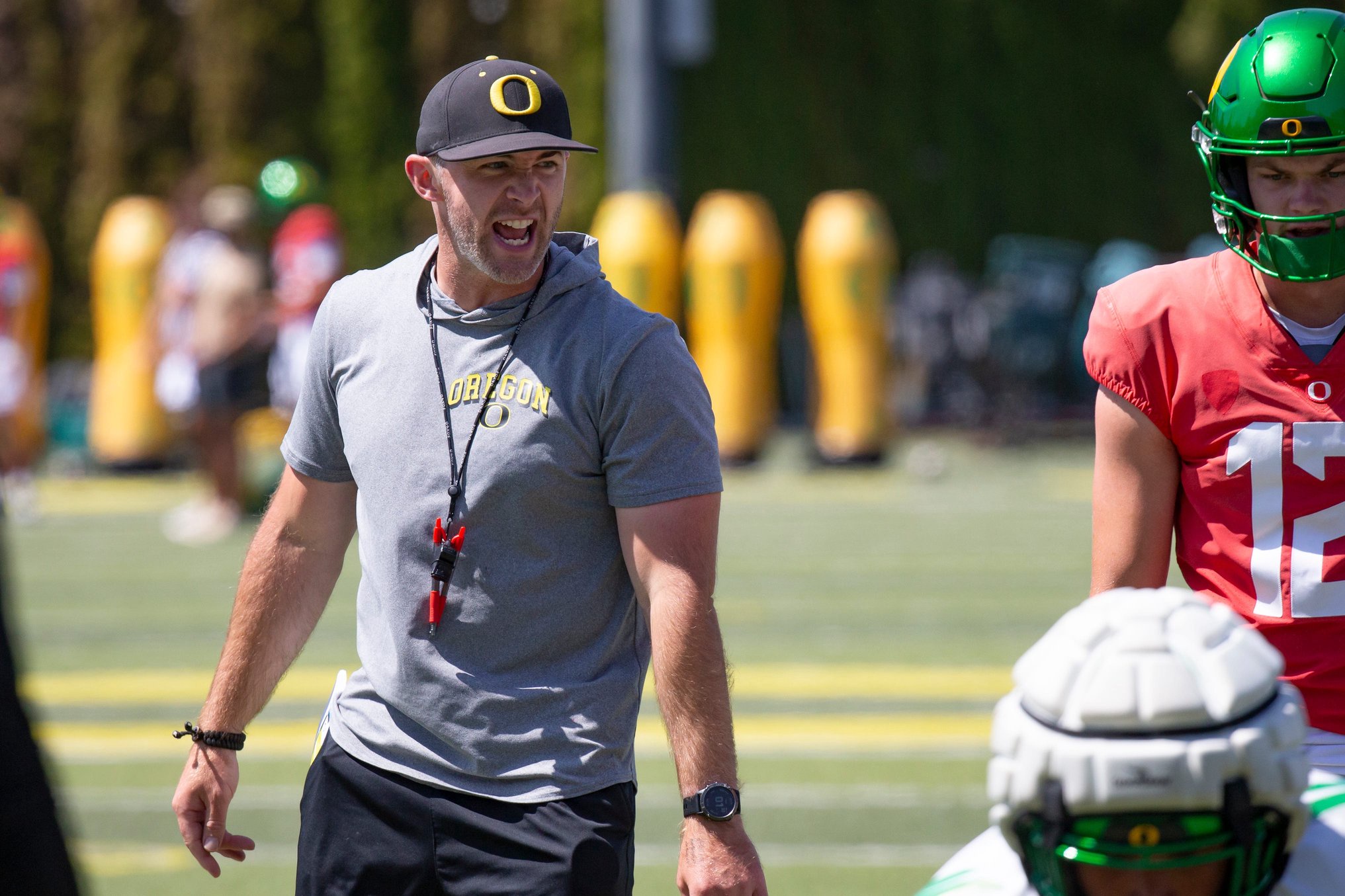 Oregon tight ends coach Drew Mehringer works with players during practice with the Ducks Wednesday, Aug. 14 2024 at the Hatfield-Dowlin Complex in Eugene, Ore.