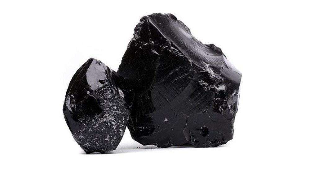 শিলাজিৎকে কখনও কখনও খনিজের নির্যাস বা রজন হিসেবেও উল্লেখ করা হয়। তবে তা সঠিক নয়। আলকাতরার মতো চটচটে হলেও এই পদার্থ জলে সহজেই গুলে যায়।