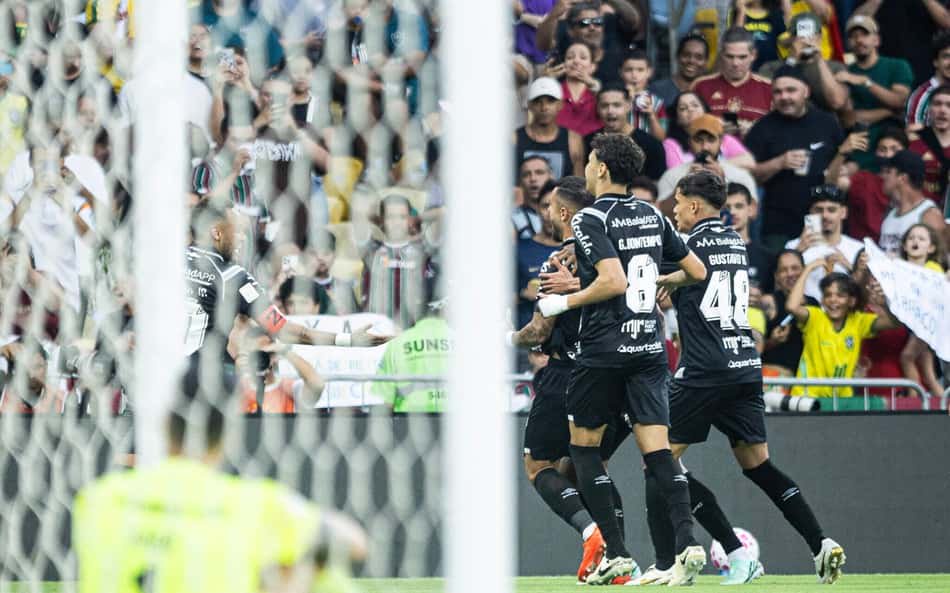 Gustavinho e Bontempo na partida contra o Fluminense neste domingo (18).