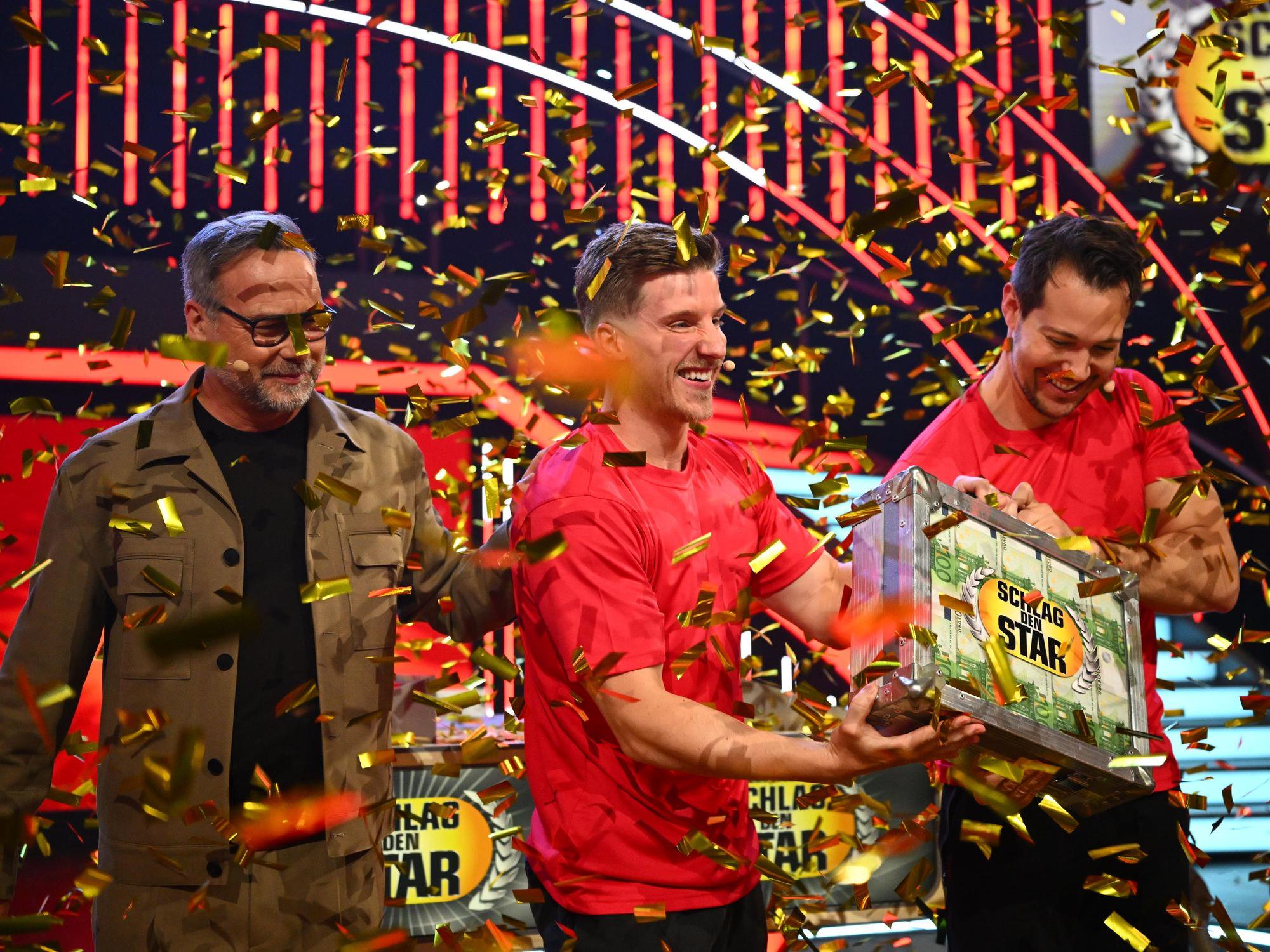 Dr. Rick und Dr. Nick sicherten sich den Sieg und die 100.000 Euro bei Schlag den Star. Moderator Matthias Opdenhövel (l.) überreichte den Geldkoffer.
