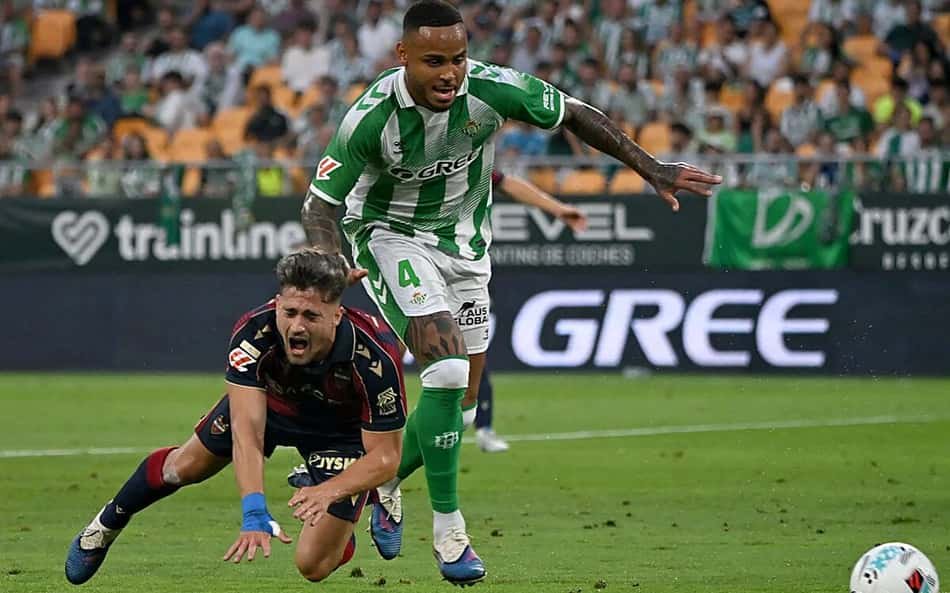 Natan disputa bola em jogo entre Betis e Levante, pela La Liga