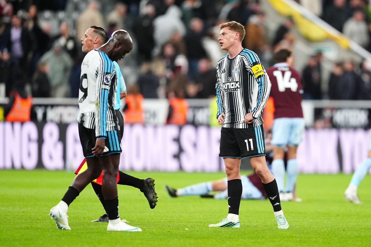 Newcastle United's Harvey Barnes (centre right) and Yoane Wissa 