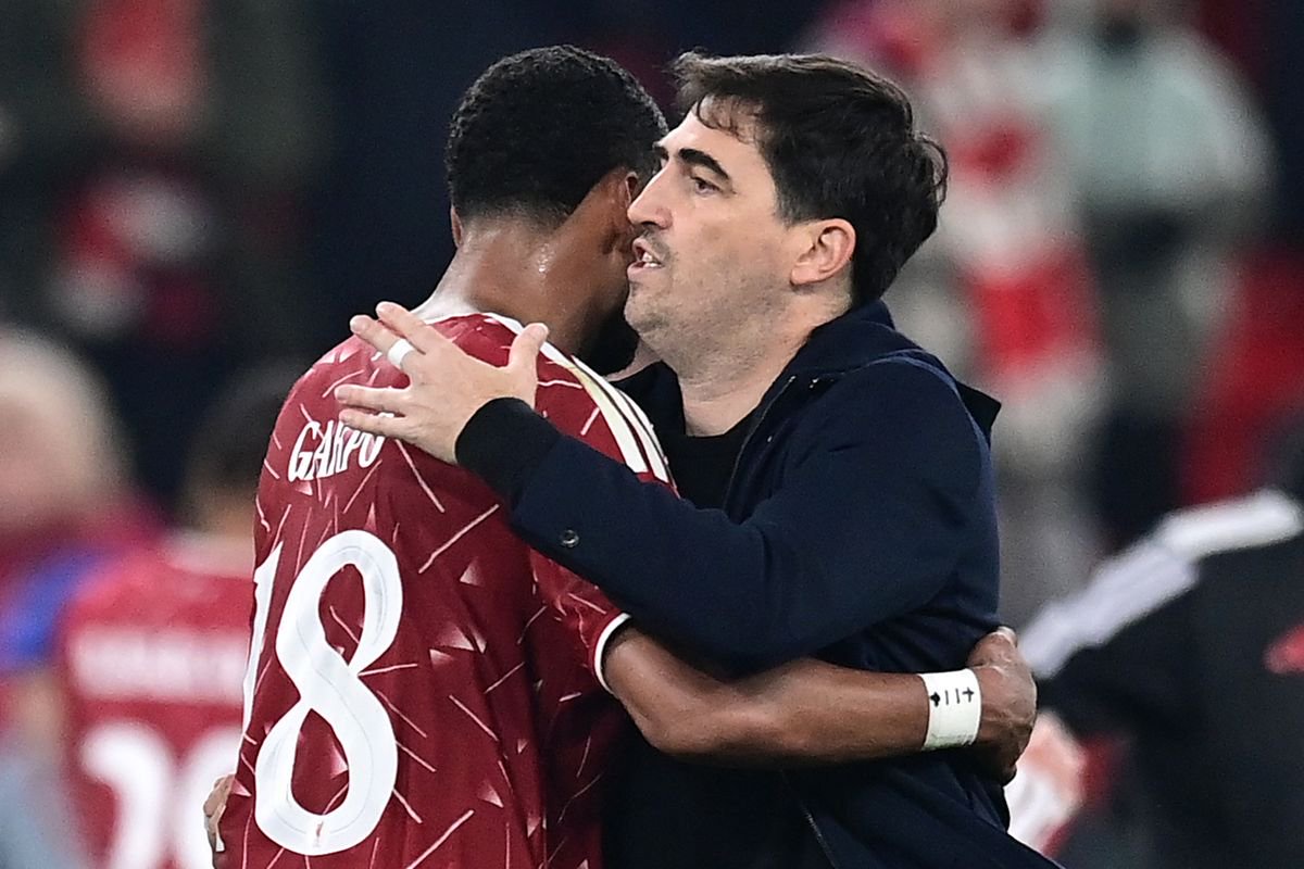 Liverpool head coach Andoni Iraola with Cody Gakpo