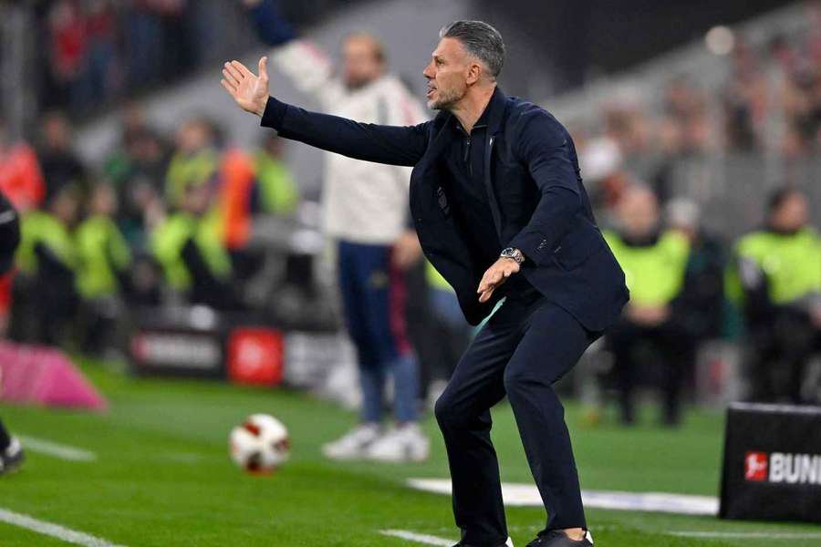 Martin Demichelis frustrated during RB Leipzig's heavy defeat in Munich