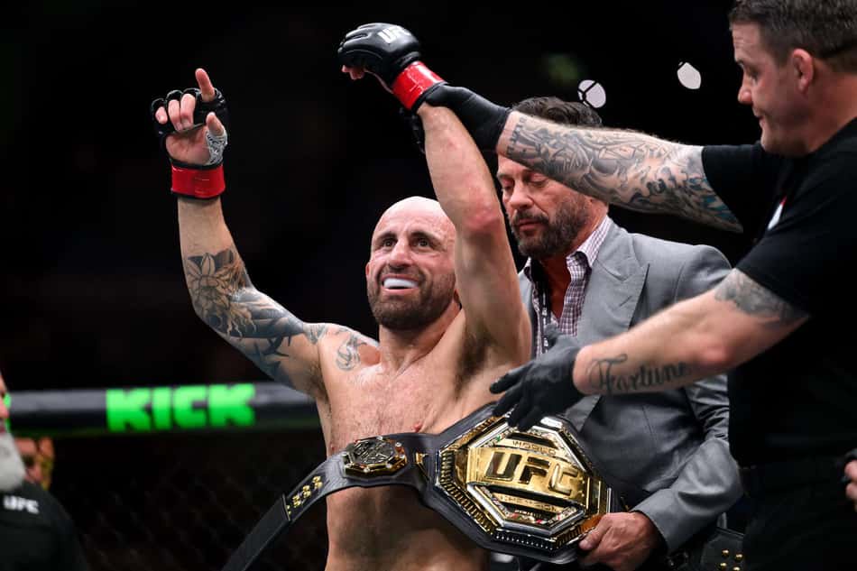 Alexander Volkanovski comemora vitória por cinturão no UFC 325