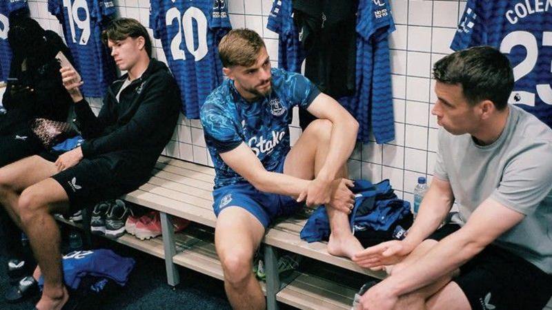 Tyler Dibling, Kiernan Dewsbury-Hall and former captain Seamus Coleman are relaxing in the changing room,