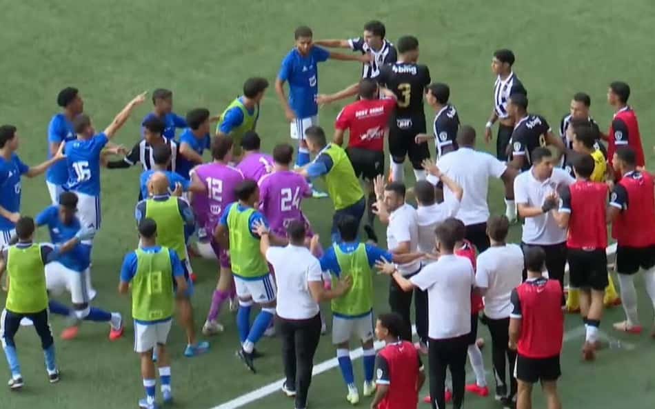Briga em Atlético x Cruzeiro sub-20 (reprodução Cruzeiro TV)