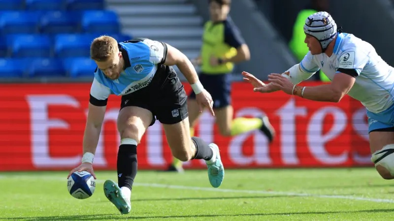 Kyle Steyn scores a try for Glasgow