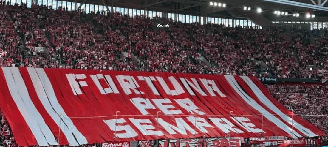 Fortuna-Fans zeigen in der Arena in Stockum ein Banner mit der Aufschrift: Fortuna per sempre.