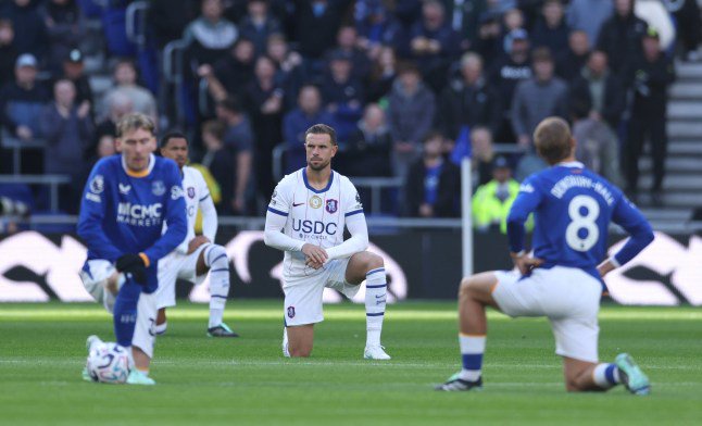 LIVERPOOL, ENGLAND - OCTOBER 17: Jordan Henderson of Chelsea takes the knee before the Premier League 2026/27 match between Everton and Chelsea FC at Hill Dickinson Stadium on October 17, 2026 in Liverpool, England. (Photo by Alex Livesey/Getty Images)