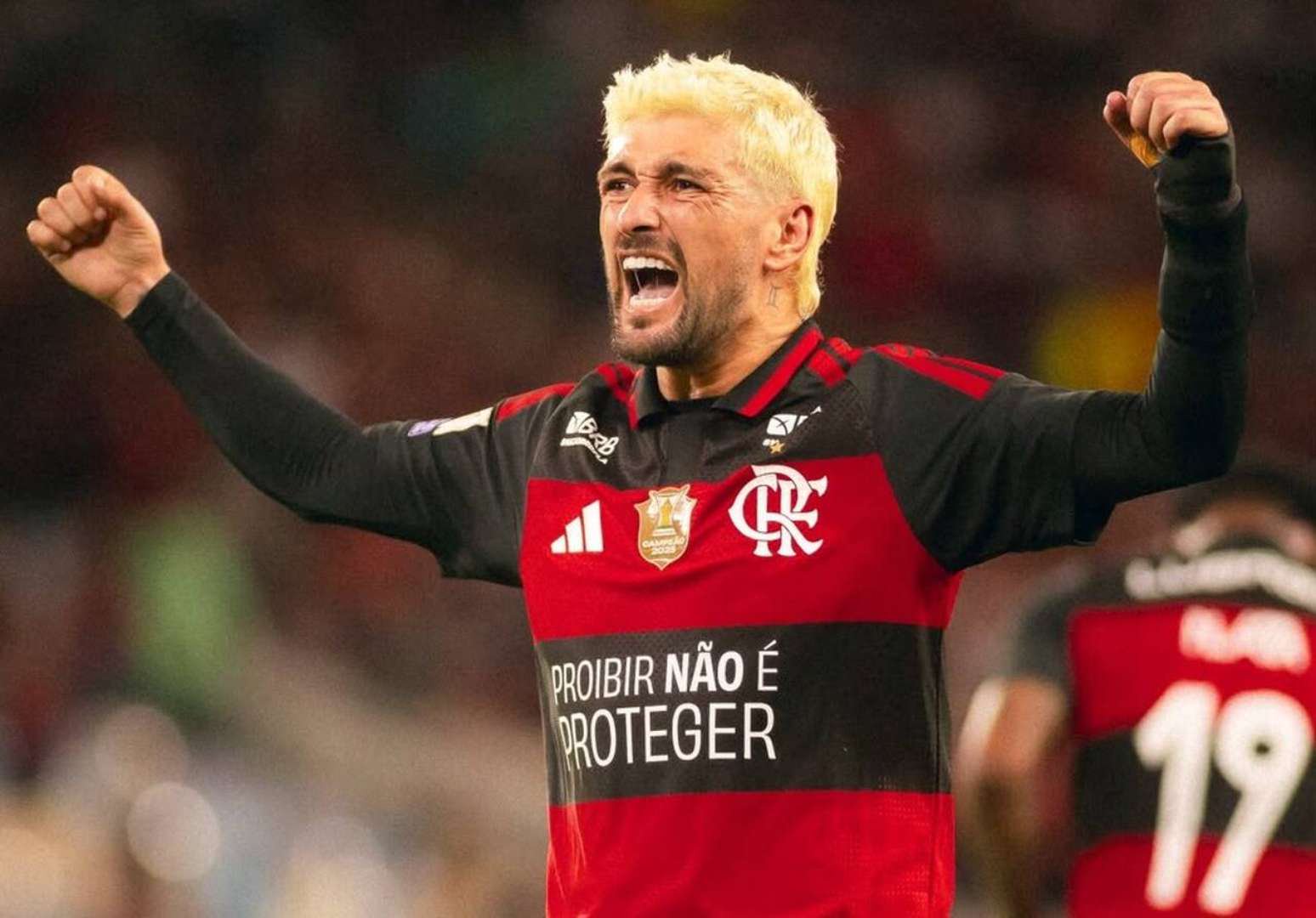 Arrascaeta vibra após fazer o segundo gol do Flamengo sobre o Galo. 