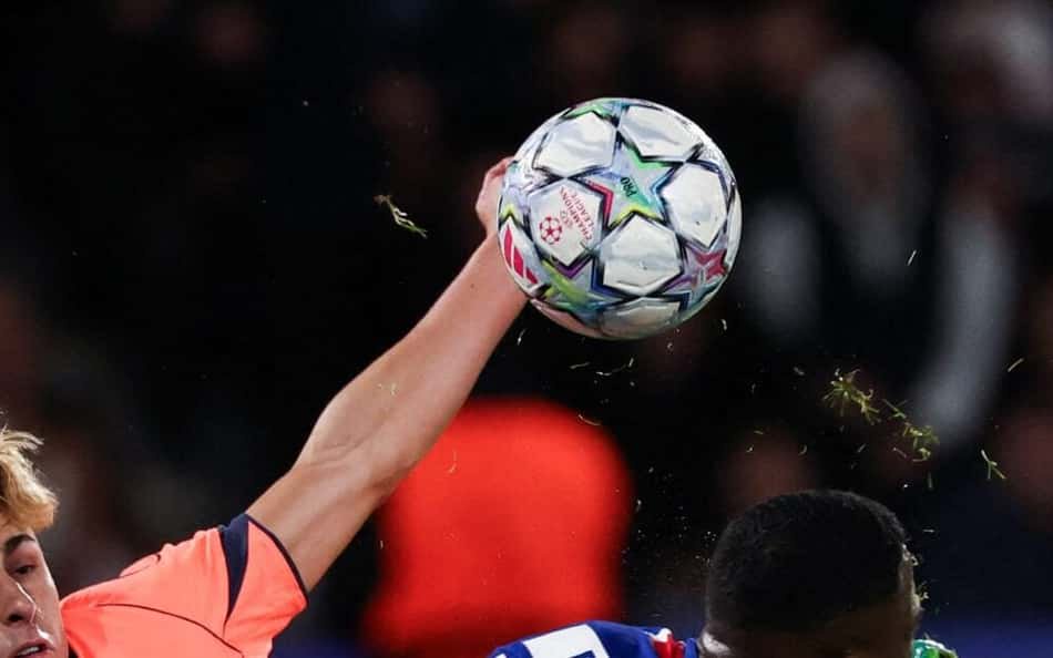 Forte dividida entre Pacho Fermín López no duelo entre PSG e Barcelona pela Champions