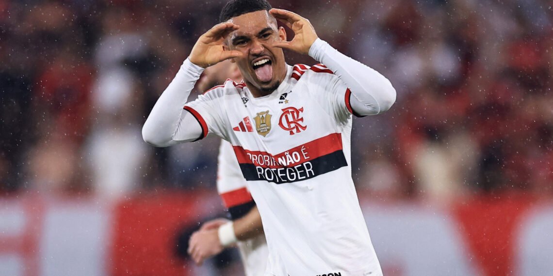 Flamengo goleia Vasco por 4 a 1 com dois gols de Pedro e Samuel Lino
