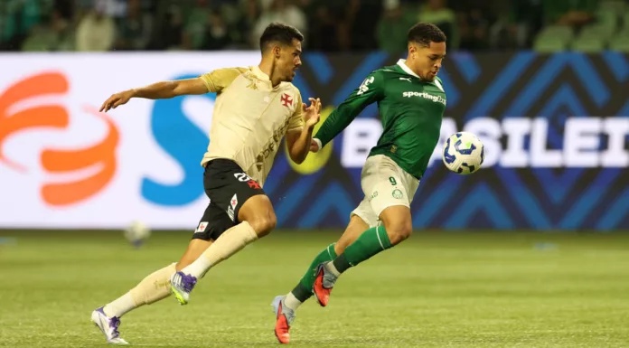 O jogador Vitor Roque, da SE Palmeiras, disputa bola com o jogador do CR Vasco da Gama, durante partida válida pela vigésima sexta rodada, do Campeonato Brasileiro, Série A, na arena Allianz Parque. (Foto: Cesar Greco/Palmeiras/by Canon)
