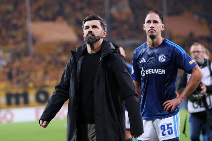Miron Muslic steht vor der Schalker Fankurve.