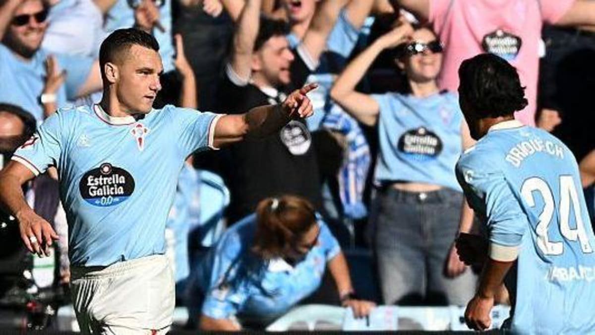 Ferran Jutgla celebrates after scoring for Celta Vigo against Alaves