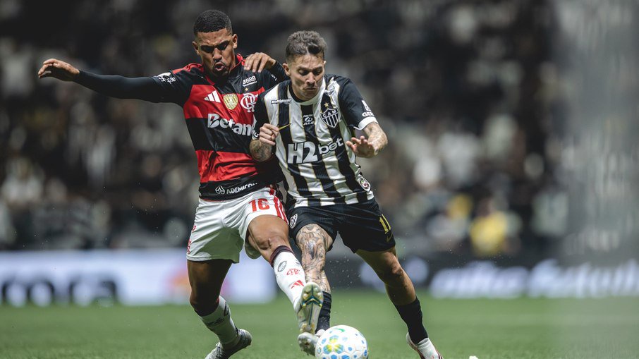 No primeiro turno, o Flamengo venceu por 4 a 0 na Arena do Galo; nesta segunda (26), os cariocas precisam vencer para retomar a liderança do Brasileiro, perdida, provisoriamente, para o Palmeiras