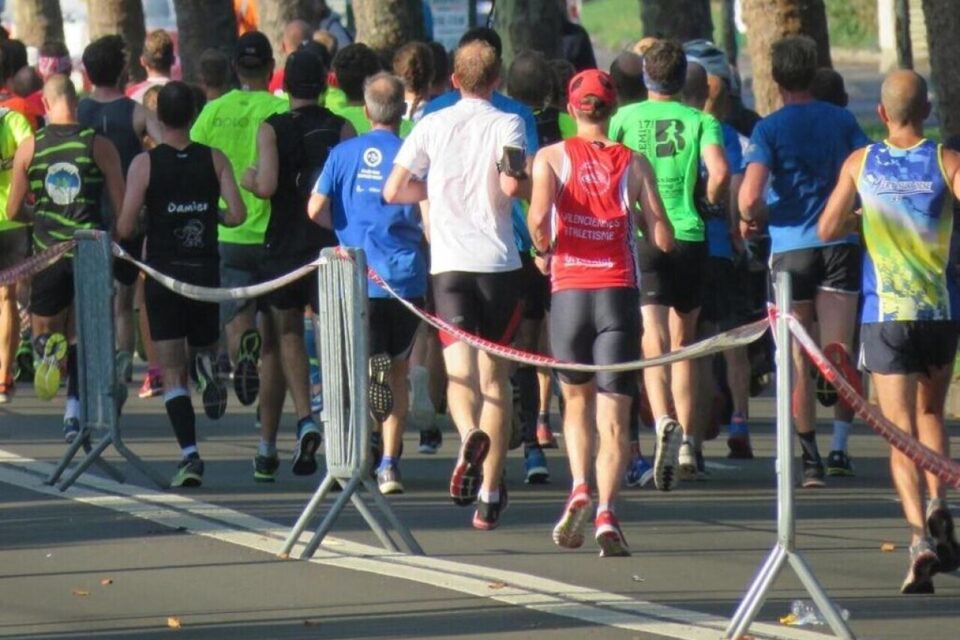 Une agente municipale a été percutée par un chauffard et projetée sur une barrière, alors qu'elle s'occupait des installations pour le semi-marathon de Lille (Nord), le dimanche 16 mars 2025.