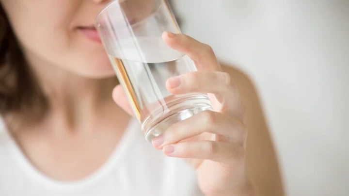 Pourquoi boire de l'eau avant d'aller se coucher est une mauvaise habitude ?
