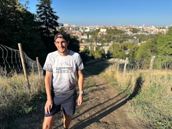 Anthony Fauvi est devenu LE spécialiste de l'Ultra Boucle de la Sarra, qui consiste à effectuer le plus de tours en 24 heures autour de... cette ancienne piste de ski à Lyon !