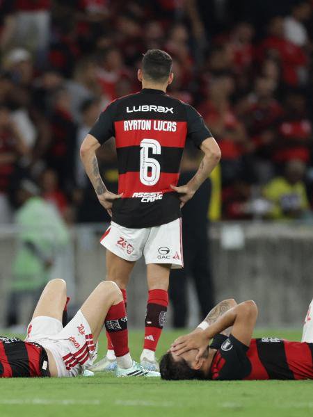 Jogadores do Flamengo ficam desolados após a queda na Copa Libertadores 2026