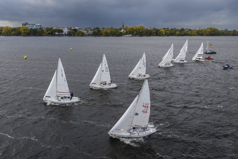 J/22-Boote starten zu den beiden entscheidenden Finalläufen der 45. Meisterschaft der Meister 2026 auf der Hamburger Außenalster.