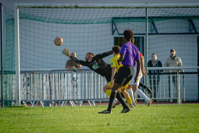 Kévin Jouin se fait surprendre sur le second but de Pontivy. (©  Romain GARION)