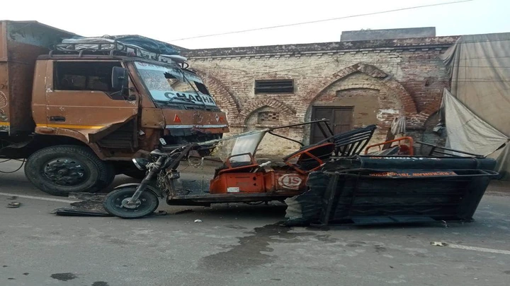 Road Accident In Ludhiana: तेज रफ्तार ट्रक ने ई-रिक्शा को मारी टक्कर, एक युवक की मौत; 3 घायल