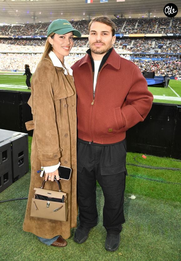 Antoine Dupont et Iris Mittenaere lors du match de football américain NFL entre les Saints de la Nouvelle Orleans et les Steelers de Pittsburgh au Stade de France à Saint-Denis le 25 octobre 2026. © Veeren / Bestimage