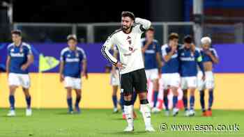 Carrick hits back at Fernandes criticism after Como rout Man United