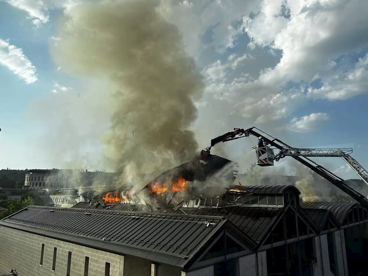 Turnhalle durch Grossbrand verwüstet: Dachrinnenheizung als Brandursache im Fokus