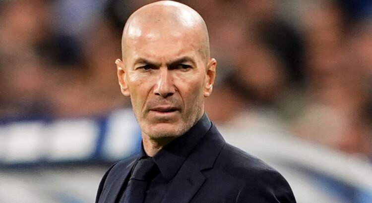 zinedine-zidane-dans-un-vestiaire-avec-un-autre-homme-il-est-alle-super-vite-comme-un-ninja-lanatomie-de-leternel-n10-la-laisse-bouche-bee