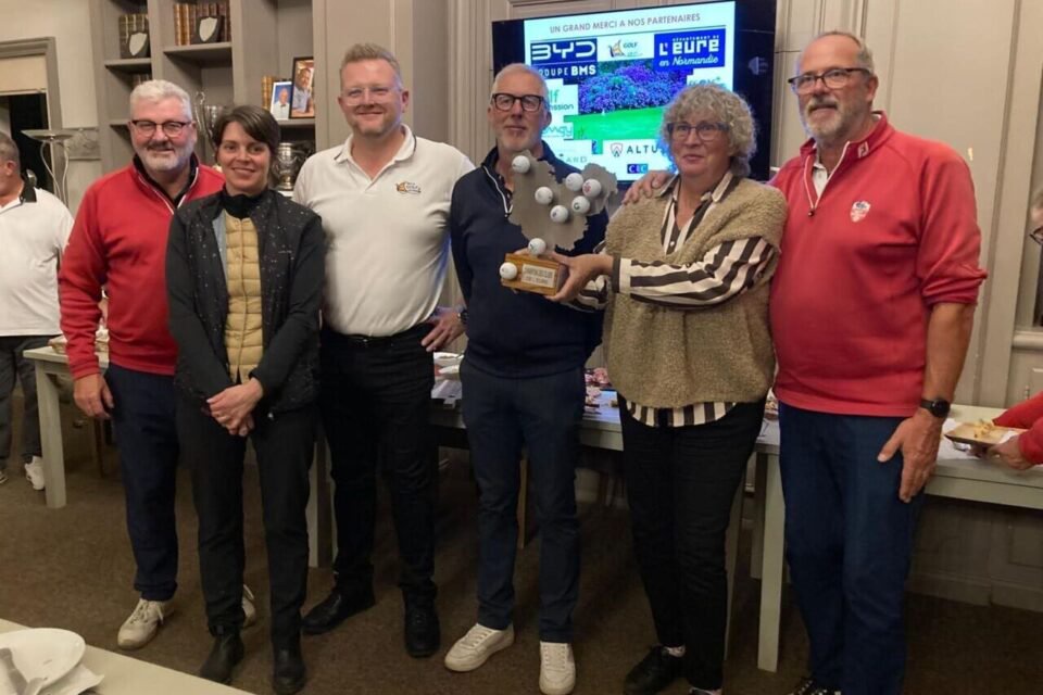 Jérôme Guillou (en polo blanc) et son équipe du CD27 ont remis à Claire Lapoiri, présdiente de l'AS du Champ de Bataille, le très convoité Trophée de l'Eure.