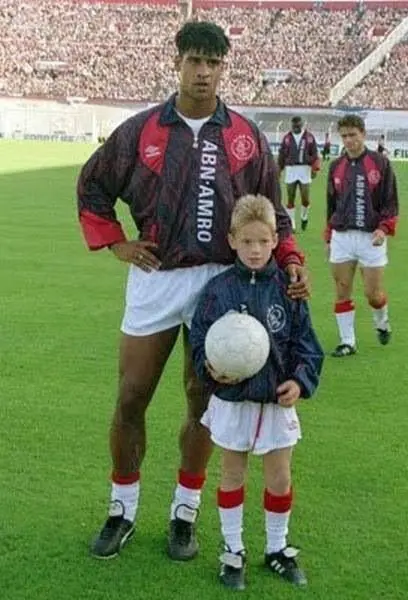 Frank Rijkaard obliges Wesley Sneijder with a photo ahead of an Ajax game