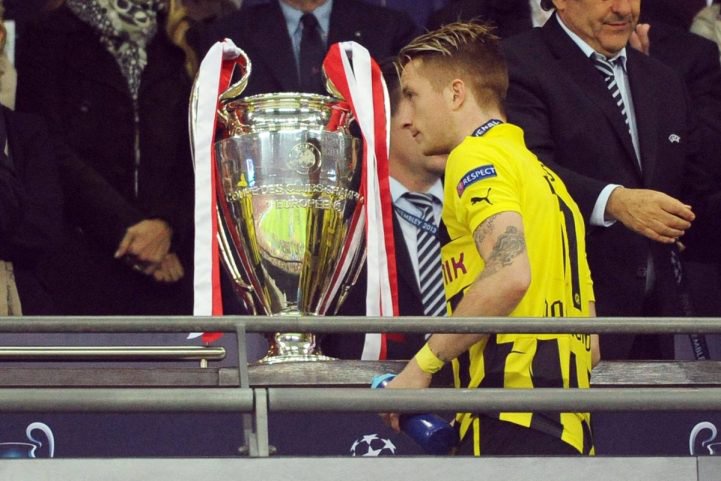 Marco Reus 2013 neben dem Champions-League-Pokal.
