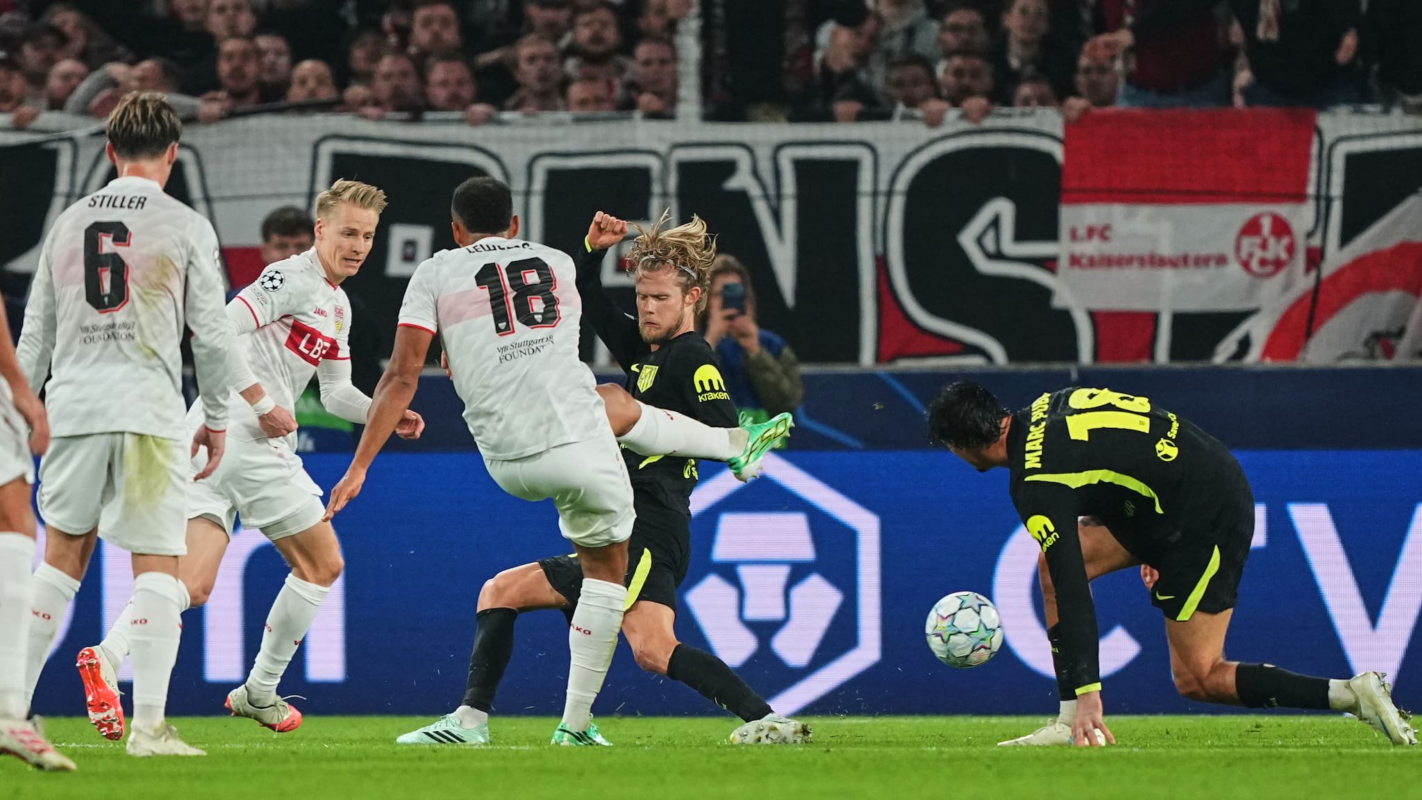 Gleich ist der Ball im Tor: Jamie Leweling (Nummer 18) erzielt den einzigen Stuttgarter Treffer gegen Atlético Madrid. Quelle: AP Photo/Martin Meissner