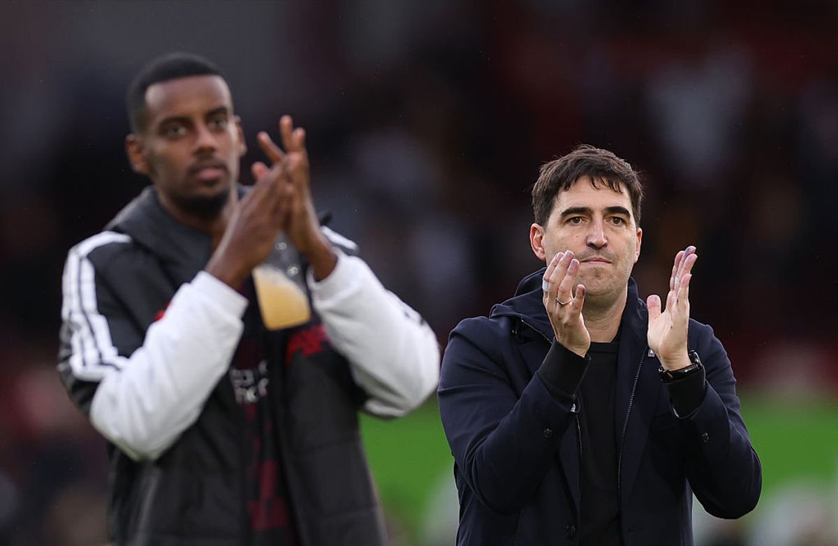 BRENTFORD, ENGLAND - OCTOBER 17: Andoni Iraola, Manager of Liverpool, applauds the fans after the Premier League 2026/27 match between Brentford and Liverpool FC at Gtech Community Stadium on October 17, 2026 in Brentford, England. (Photo by Justin Setterfield/Getty Images)