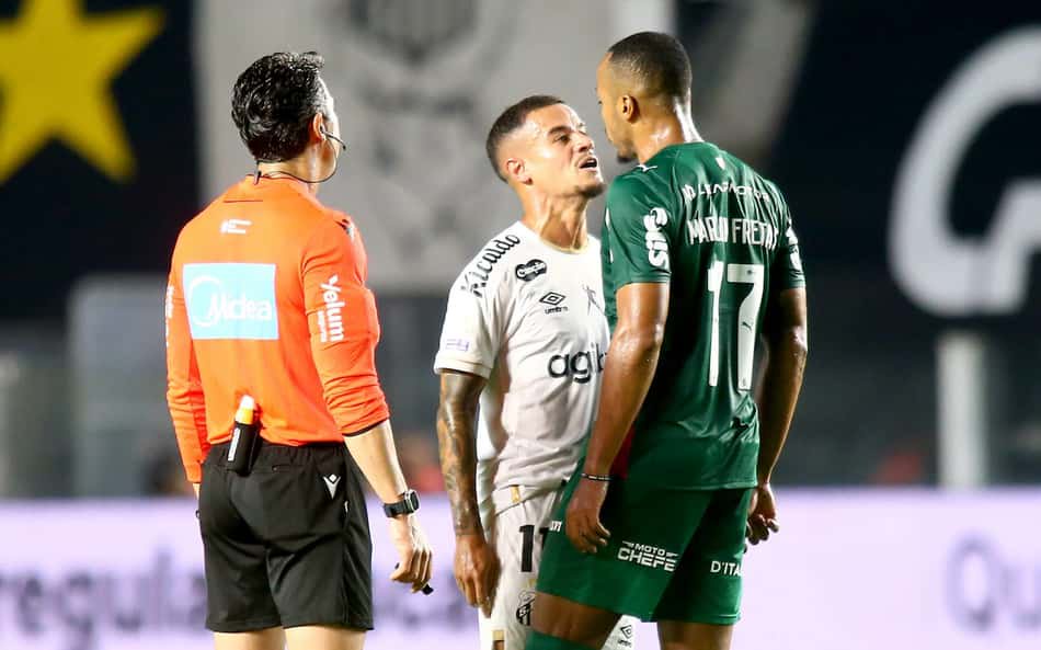 Coutinho e Marlon Freitas discutem por lance polêmico durante clássico (Foto: Mauricio De Souza/AGIF/Folhapress)