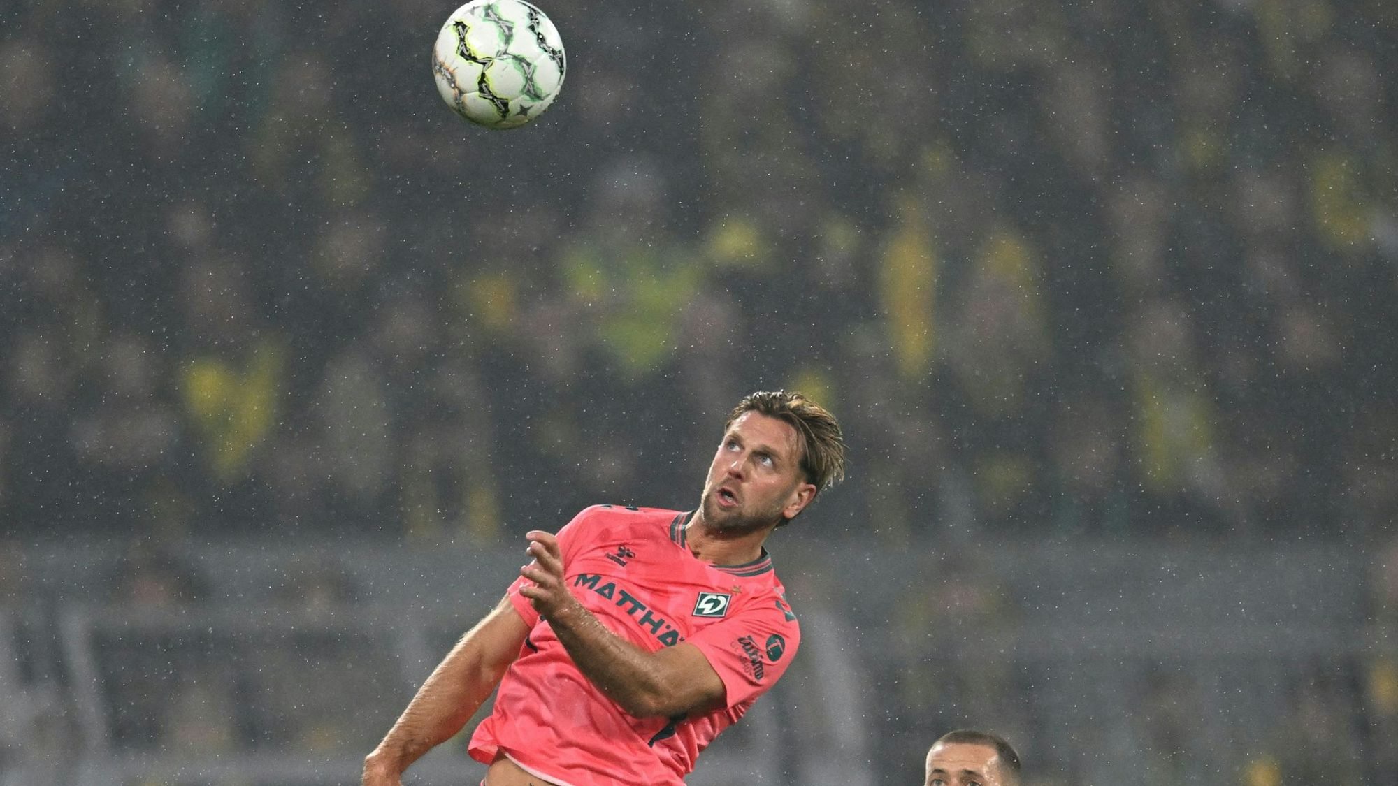 Er trifft und trifft: Trotz des Pokal-Aus in Dortmund war Werder Bremens Niclas Füllkrug (l) auffälligster Bremer.