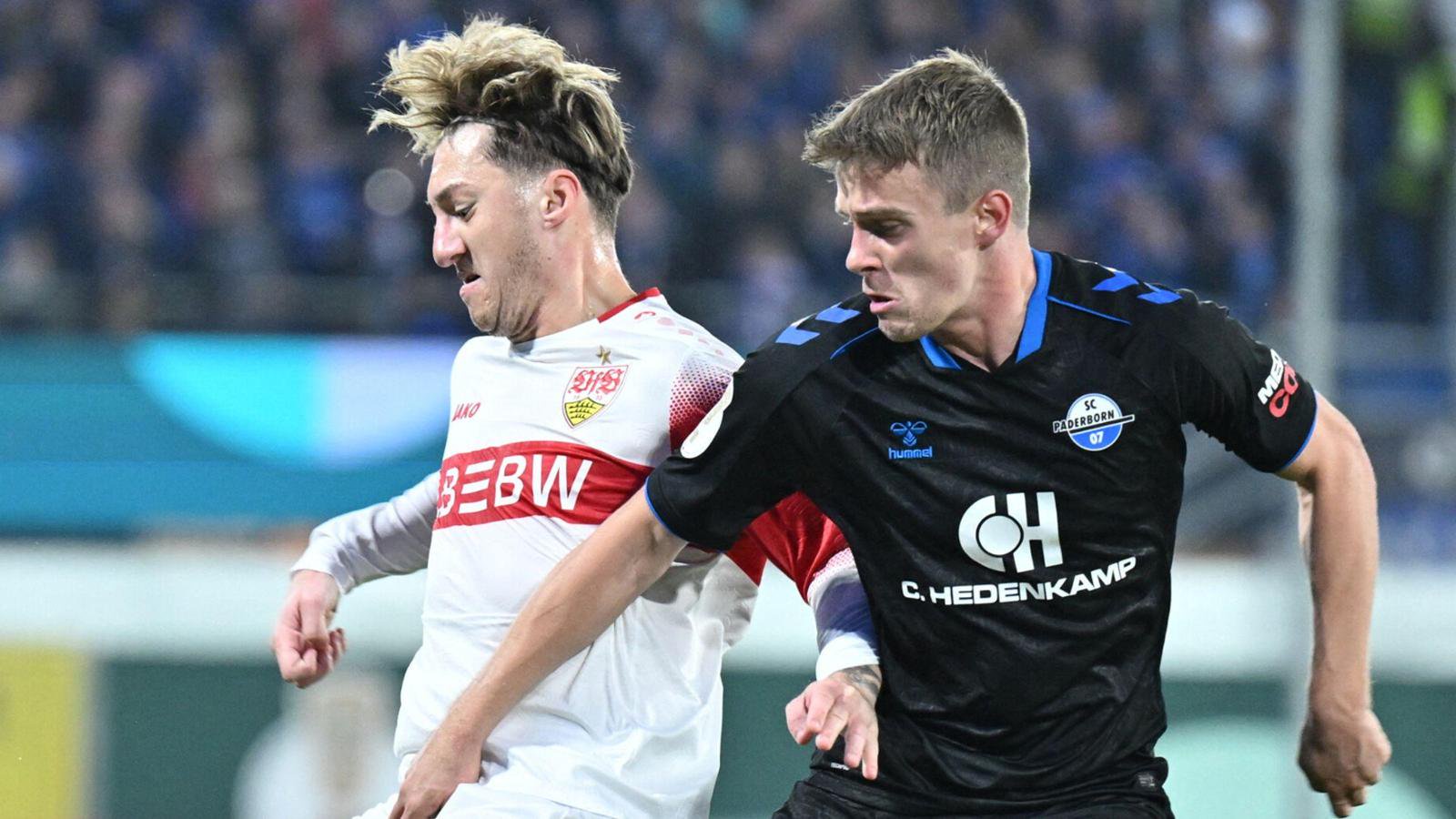 Angelo Stiller im Zweikampf mit Paderborns Jano ter Horst.