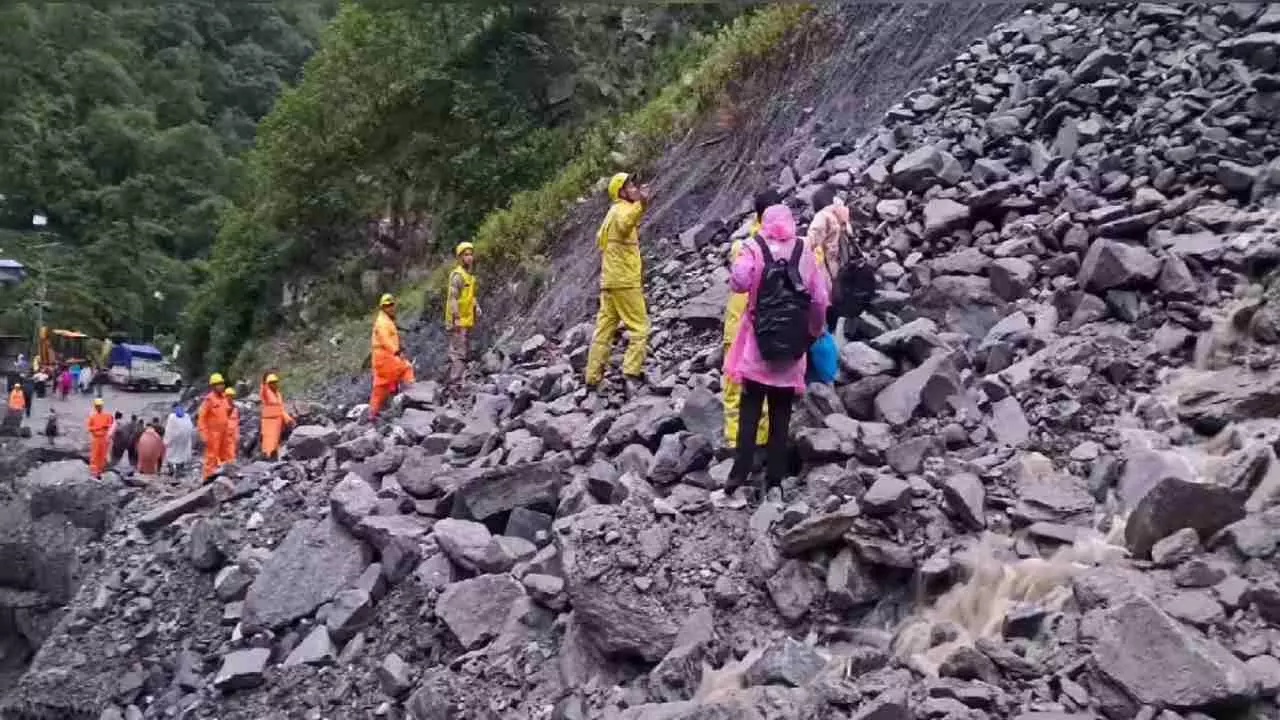 उत्तराखंड में मॉनसून का प्रचंड रूप! केदारनाथ मार्ग पर अचानक टूटा पहाड़...1 महिला की दर्दनाक मौत, सैकड़ों यात्री फंसे