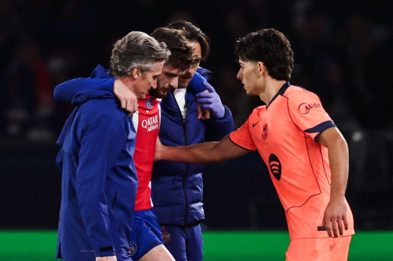 Barcelona's Spanish defender #12 Xavi Espart (R) comforts PSG's Georgian forward #07 Khvicha Kvaratskhelia leaving the pitch after sustaining an injury during the UEFA Champions League first round day 3 football match between Paris Saint Germain (PSG) and FC Barcelona at the Parc de Princes stadium in Paris on October 20, 2026. (Photo by FRANCK FIFE / AFP)