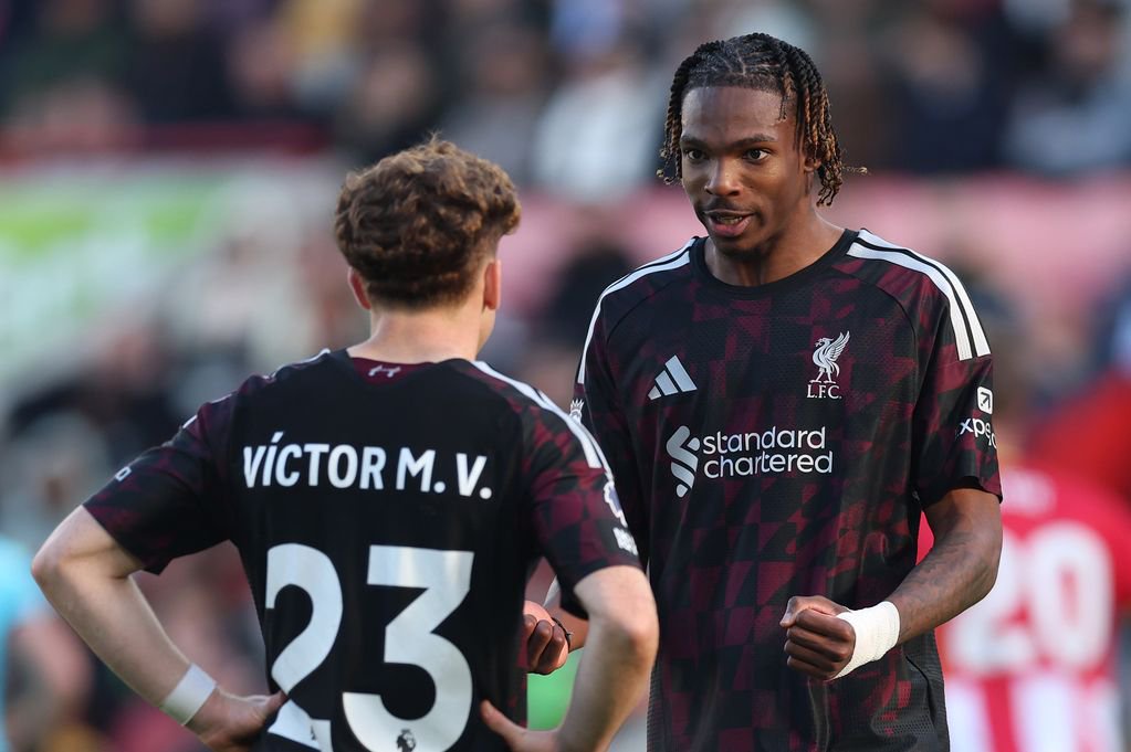 Victor Munoz and Jeremy Jacquet during Brentford 1-2 Liverpool.