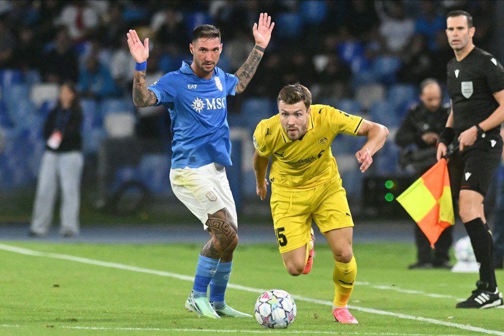 Fredrik Bjørkan (r.) lieferte sich mit Bodø/Glimt ein packendes Duell gegen den SSC Neapel.