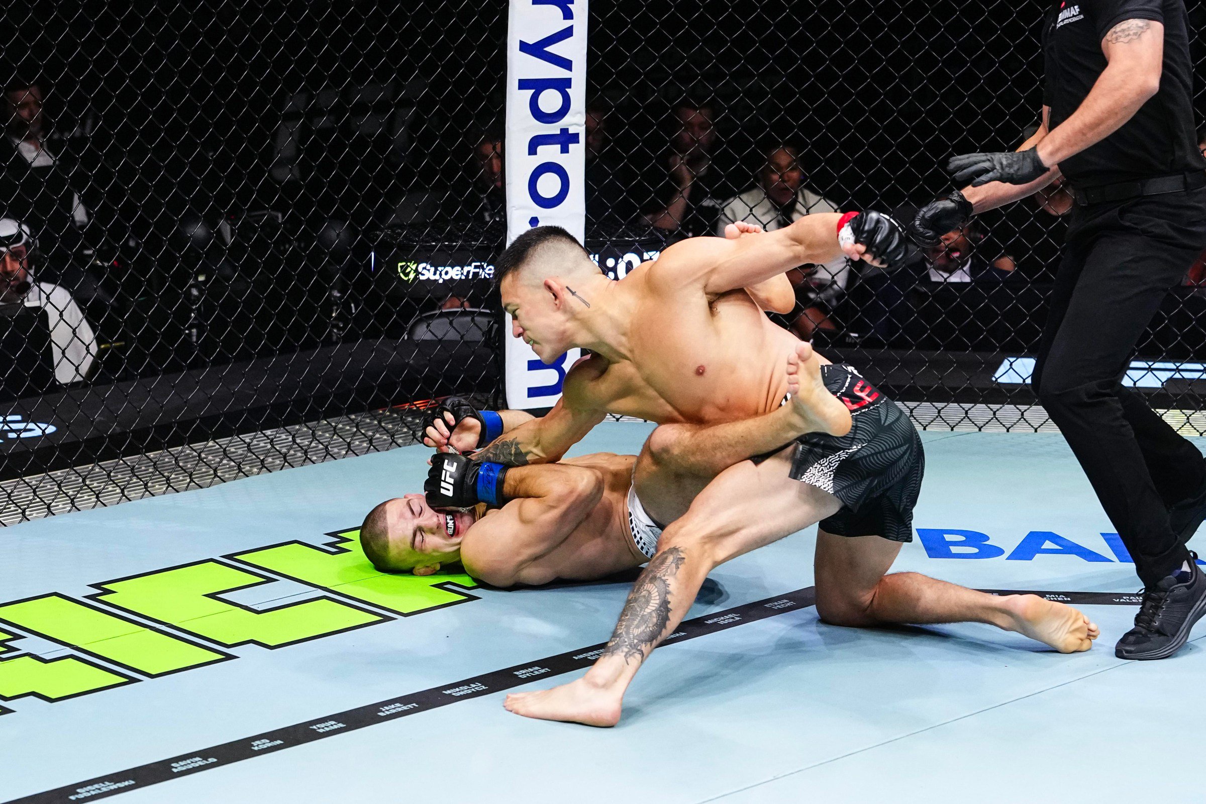 Highlights! Steele Destroys Gugnon With Smashing TKO