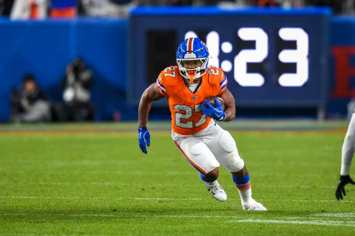 DENVER, CO – NOVEMBER 06: J.K. Dobbins 27 of the Denver Broncos, runs the ball during a game between the Las Vegas Raiders and the Denver Broncos at Empower Field at Mile High in Denver, CO on November 06, 2025. Photo by Kevin Langley/Icon Sportswire NFL, American Football Herren, USA NOV 06 Raiders at Broncos EDITORIAL USE ONLY Icon202511068 ©IMAGO/Icon Sportswire