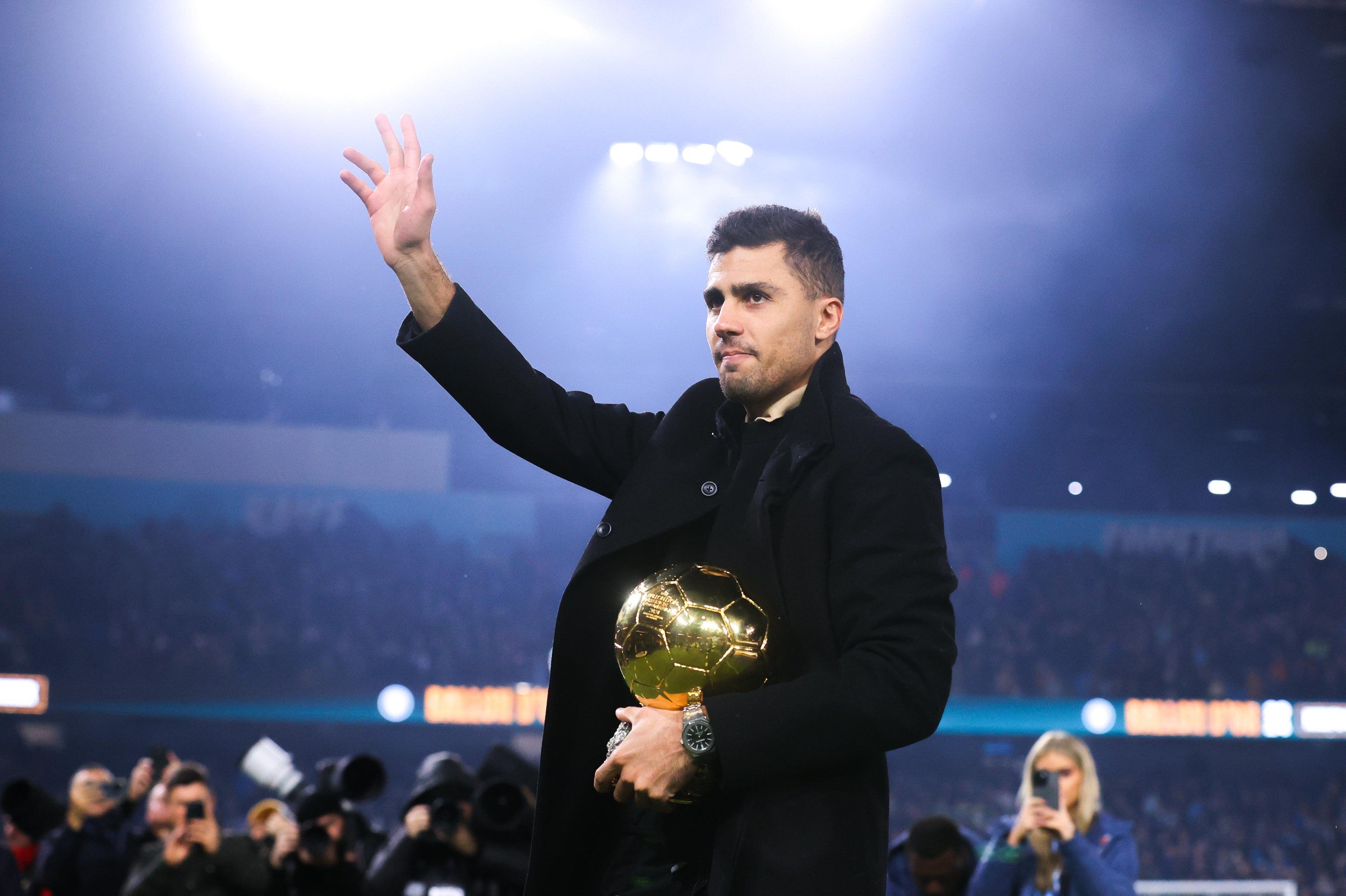 MANCHESTER, ENGLAND - NOVEMBER 23: Rodri of Manchester City greets the home support with his recently-won Ballon d’Or trophy during the Premier League match between Manchester City FC and Tottenham Hotspur FC at Etihad Stadium on November 23, 2024 in Manchester, England. (Photo by James Gill - Danehouse/Getty Images)