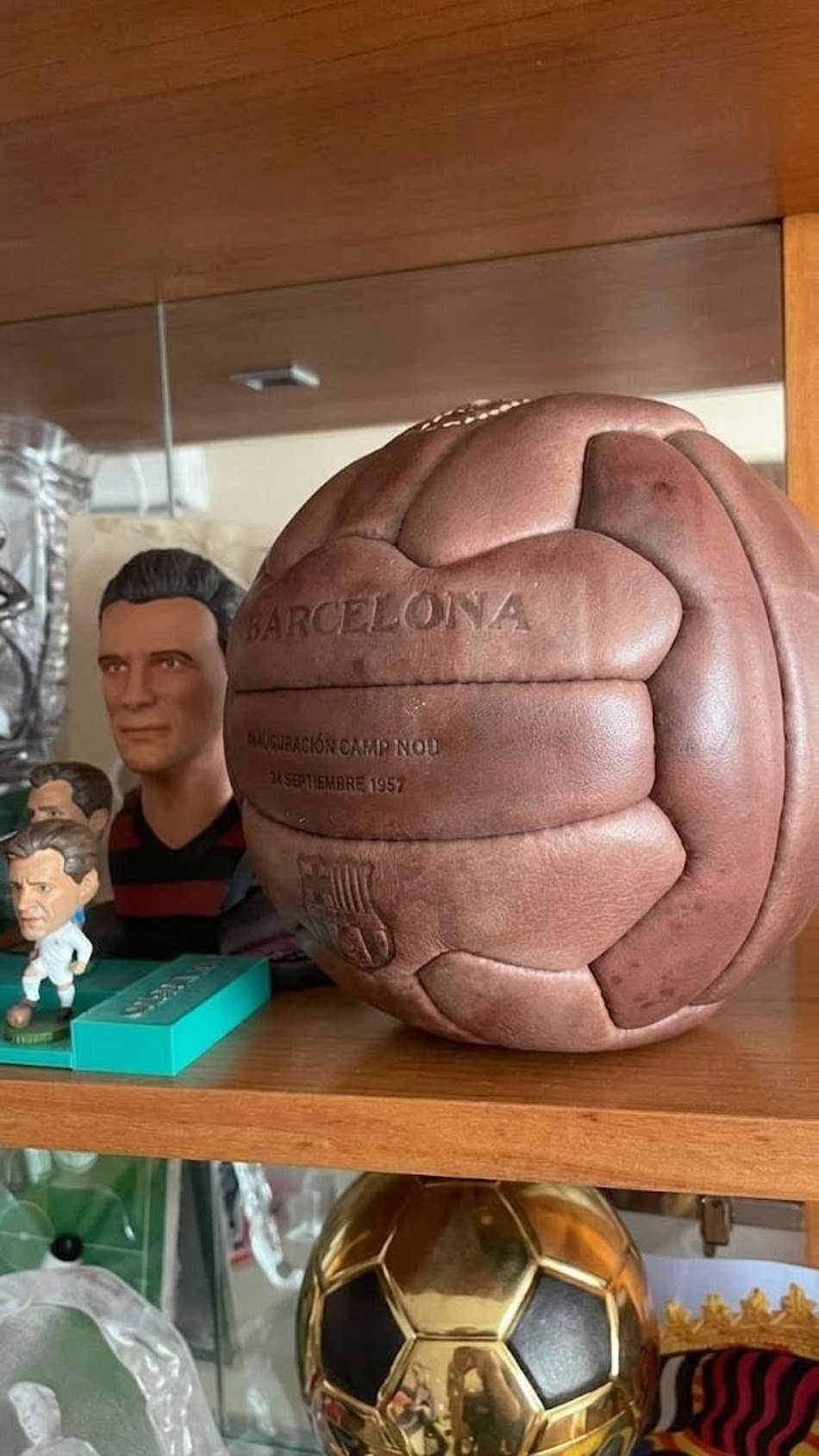 Bola de futebol marrom com gravações: BARCELONA e INAUGURACIÓN CAMP NOU.